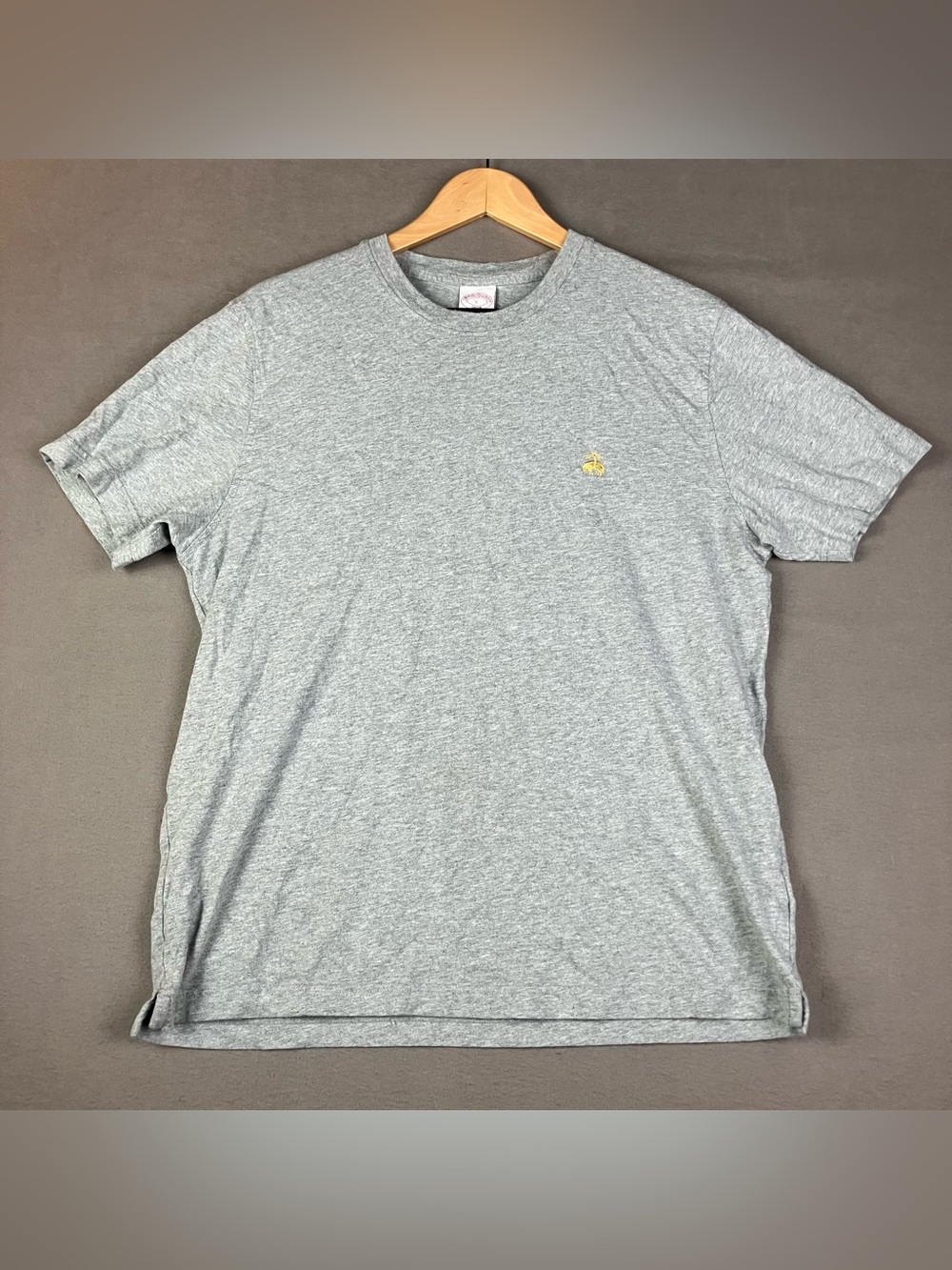 Brooks Brothers Men’s Size L Short Sleeve T Shirt Gray Gold Embroidered Logo. In
